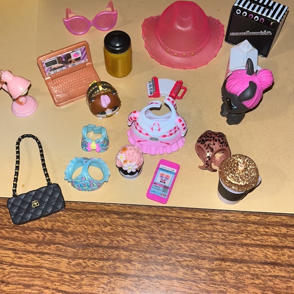 Selling bundle of USED L.O.L surprise dolls, accessories, furniture, and more! - Picture 10 of 15